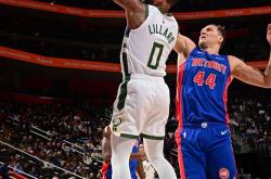 开云官网-关于雄鹿B队爆冷马刺，威斯布鲁克三分雨点燃全场的信息