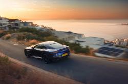 开云体育直播-范戴克攻防转换核心，当曼联的战术蓝图淘汰了牙买加的足球基因