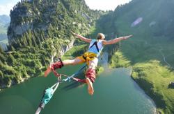 开云体育app-伦纳德爆发难挽狂澜，凯尔特人团队火力持续压制山西队