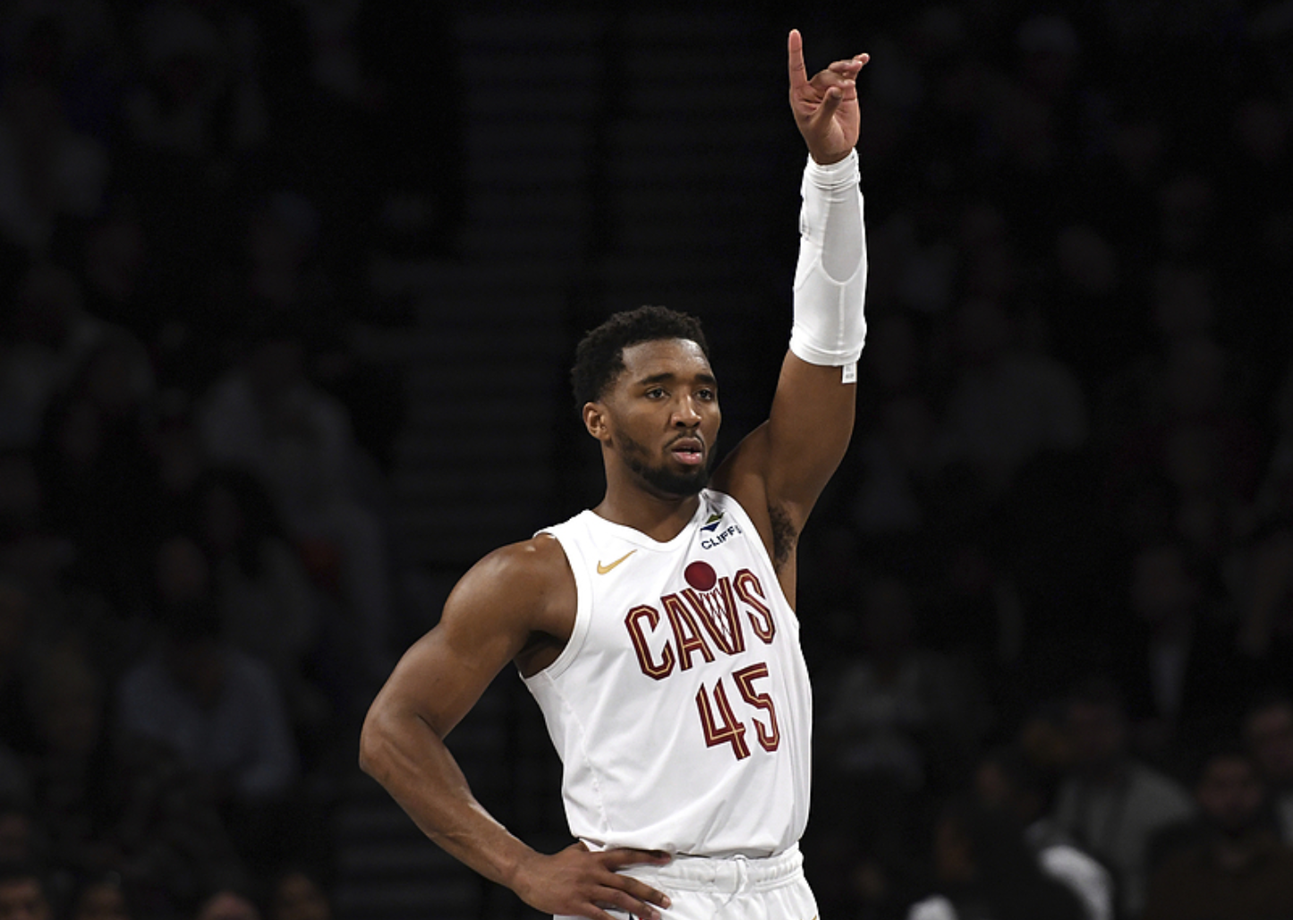 鹈鹕力克篮网,米切尔带队取胜 鹈鹕力克篮网,米切尔带队取胜