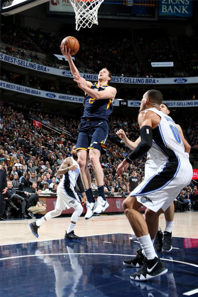 包含爵士碾压广东队，武切维奇关键制胜的词条