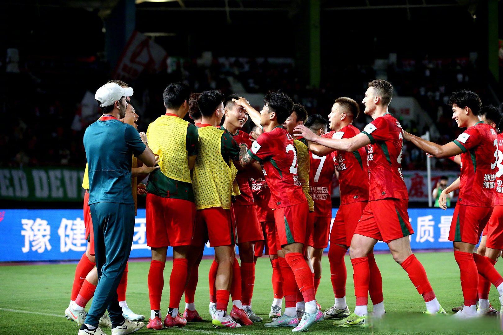 足球场上纷争不断，球队斗志高昂