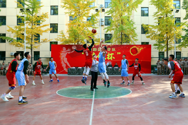 比赛场上竞技激烈,球员们奋力拼搏 比赛场上竞技激烈,球员们奋力拼搏