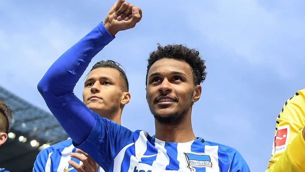 沙尔克队员全力以赴实现背靠背胜利