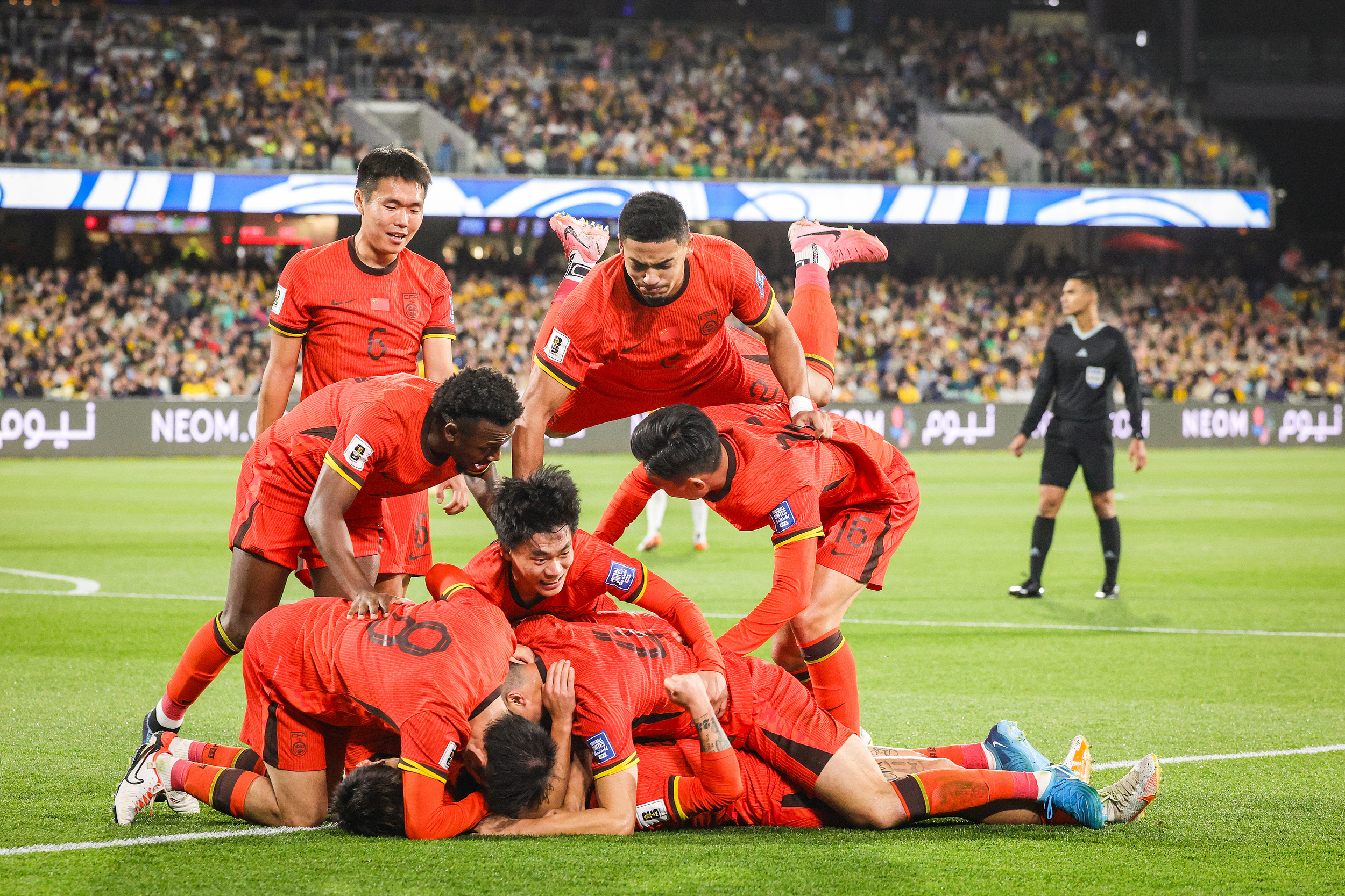 关于篮球男子强对决：法国击败澳大利亚的信息