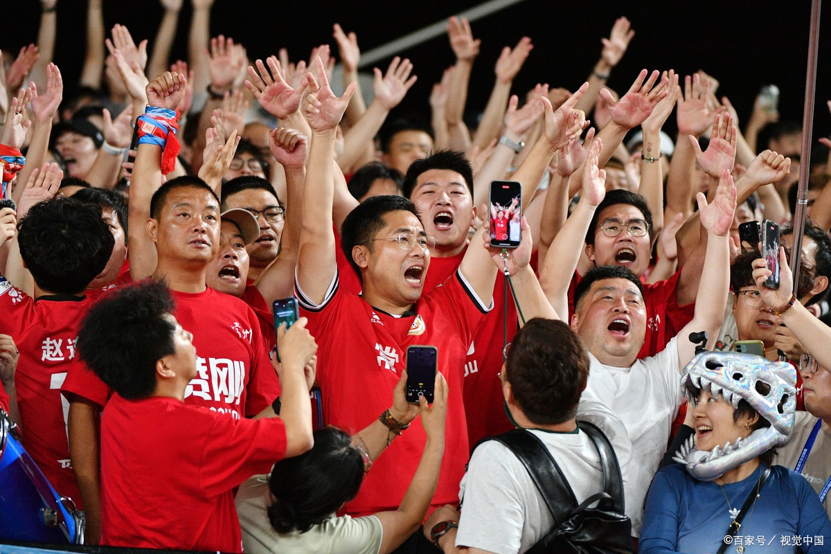 精彩足球比赛现场热闹，嘉宾云集的简单介绍