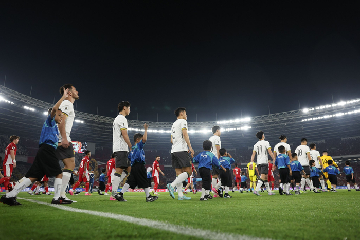 高水平的足球比赛吸引众多观众