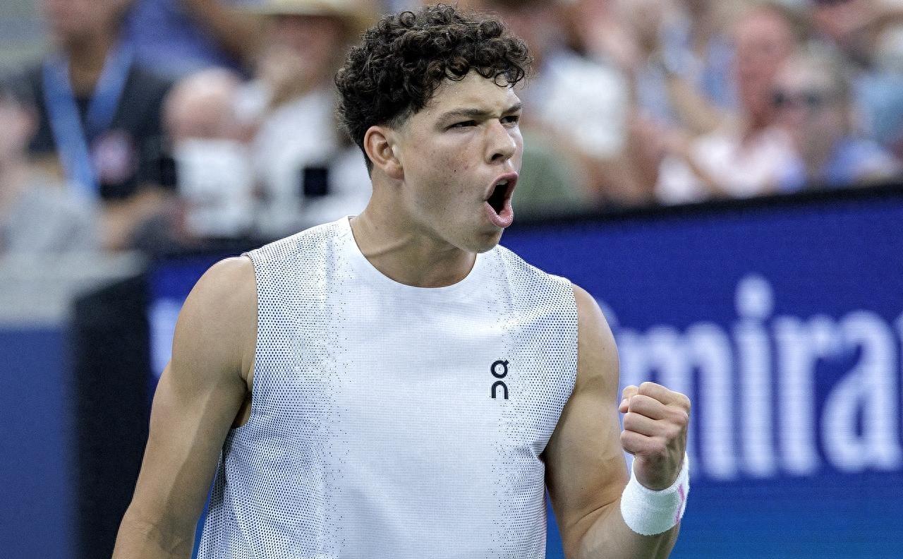 英国网球队碾压西班牙网球队，瓦林卡三分雨点燃全场的简单介绍