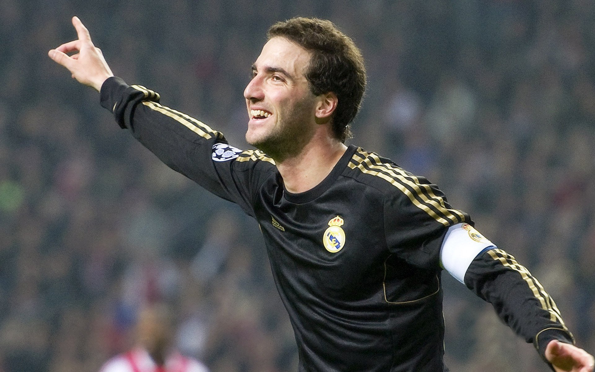 德甲争冠战之夜,米切尔展现巨星价值,一记绝杀改写联赛格局